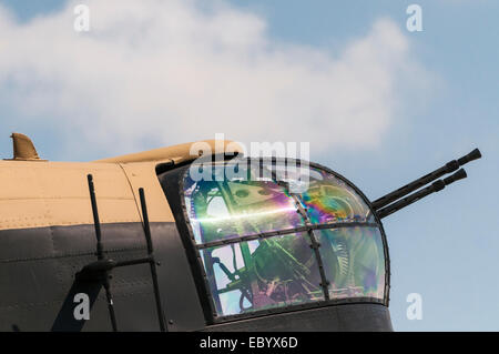 Parte anteriore della torretta di un bombardiere della RAF il comando Avro Lancaster WW2 aeroplano Foto Stock