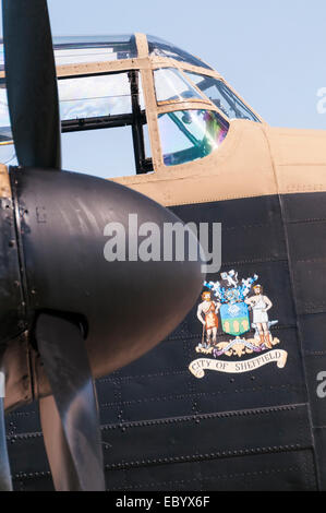 Vista ravvicinata del motore interno e dell'abitacolo di un ex aereo Royal Air Force Bomber Command Avro Lancaster Foto Stock