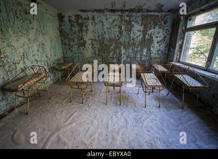 Reparto di maternità in ospedale della città n. 126 Nel Pripjat città abbandonate Chernobyl Zona di esclusione, Ucraina Foto Stock