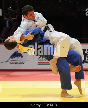 Tokyo, Giappone. 6 dicembre, 2014. Avtandili Tchrikishvili (fondo) della Georgia combatte con Victor Penalber del Brasile durante il 81kg categoria medaglia di bronzo match del Judo Grand Slam Tokyo 2014 a Tokyo in Giappone, 6 dicembre 2014. © Stringer/Xinhua/Alamy Live News Foto Stock