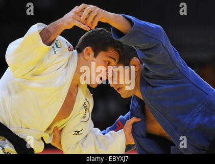 Tokyo, Giappone. 6 dicembre, 2014. Avtandili Tchrikishvili (R) della Georgia combatte contro Victor Penalber del Brasile durante il 81kg categoria medaglia di bronzo match del Judo Grand Slam Tokyo 2014 a Tokyo in Giappone, 6 dicembre 2014. © Stringer/Xinhua/Alamy Live News Foto Stock