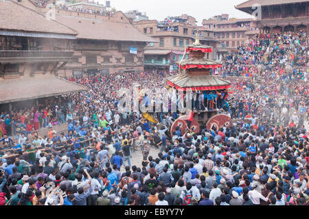 La gara delle bighe in Bhaktapur, Nepal come parte dell'Bisket Jatra festa di capodanno Foto Stock