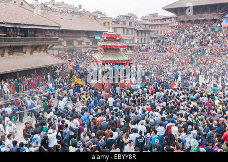 La gara delle bighe in Bhaktapur, Nepal come parte dell'Bisket Jatra festa di capodanno Foto Stock