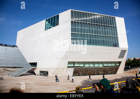 Casa da Musica di Porto. Musica house, Porto, Portogallo da architetto olandese Rem Koolhaas presi da un autobus turistico. Foto Stock