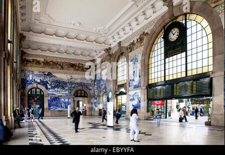 Stazione ferroviaria di São Bento a Porto, Portogallo Foto Stock