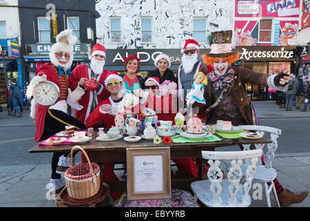 Londra, Regno Unito. 6 dicembre 2014. Il Mad Hatter's Tea party Santacon accoglie in Camden High Street. Centinaia di Babbi Natale che si sono riuniti a Camden Market per impostare off annuale sul Santacon flashmob che li conduce intorno a Londra. Tre diversi punti di partenza sono stati selezionati per questo anno di raccolta. Credito: Nick Savage/Alamy Live News Foto Stock