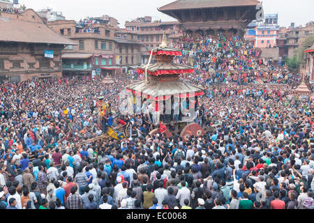 La gara delle bighe in Bhaktapur, Nepal come parte dell'Bisket Jatra festa di capodanno Foto Stock