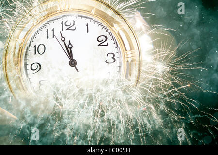 Capodanno a mezzanotte - vecchio orologio con stelle di fiocchi di neve e luci delle vacanze Foto Stock