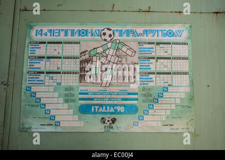 World Cup Italia '90 poster a Giove in fabbrica pripjat città abbandonate Chernobyl Zona di esclusione, Ucraina Foto Stock