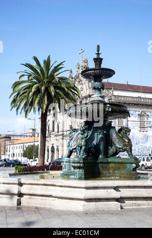 Fontana al di fuori della Chiesa della Igreja do Carmo Rua do Carmo, Porto. Foto Stock