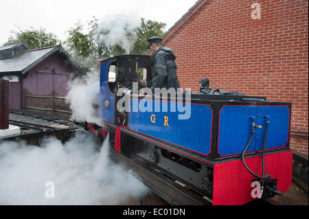 Il driver di blu 10 e ad ¼ di pollice manometro locomotiva a vapore n. 1 "Alan Bloom' utilizza i suoi iniettori come egli si muove il suo motore sulla linea Giardino Foto Stock