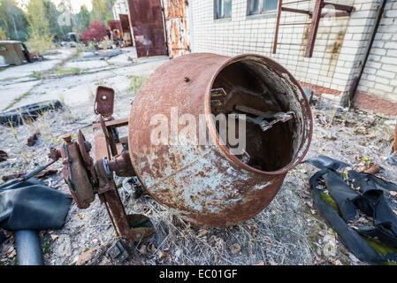 Betoniera su scrapyard accanto alla polizia (milizia) Stazione di pripjat città abbandonate Chernobyl Zona di esclusione, Ucraina Foto Stock
