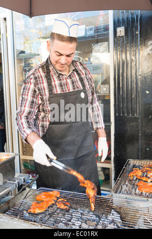 Cambridge, Regno Unito. 06 dic 2014. I fornitori vendono una vasta gamma di alimenti presso il Mulino strada fiera invernale a Cambridge Regno Unito. La manifestazione annuale illumina l'inizio di inverno con la strada chiusa per una sfilata di carnevale, musica, balli e cibo. Mill Road è parte unica di Cambridge con principalmente negozi indipendenti e una vivace economia locale e comunità. Esso ha il proprio sentire e identità a differenza di molti UK High strade che sono piene di negozi da catene nazionali. Credito: Julian Eales/Alamy Live News Foto Stock