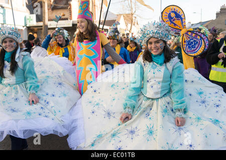 Cambridge, Regno Unito. 06 dic 2014. Ballerini eseguono presso il Mulino strada fiera invernale a Cambridge Regno Unito. La manifestazione annuale illumina l'inizio di inverno con la strada chiusa per una sfilata di carnevale, musica, balli e cibo. Mill Road è parte unica di Cambridge con principalmente negozi indipendenti e una vivace economia locale e le diverse comunità. Esso ha il proprio sentire e identità a differenza di molti UK High strade che sono piene di negozi da catene nazionali. Credito: Julian Eales/Alamy Live News Foto Stock