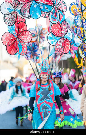 Cambridge, Regno Unito. 06 dic 2014. Ballerini eseguono presso il Mulino strada fiera invernale a Cambridge Regno Unito. La manifestazione annuale illumina l'inizio di inverno con la strada chiusa per una sfilata di carnevale, musica, balli e cibo. Mill Road è parte unica di Cambridge con principalmente negozi indipendenti e una vivace economia locale e le diverse comunità. Esso ha il proprio sentire e identità a differenza di molti UK High strade che sono piene di negozi da catene nazionali. Credito: Julian Eales/Alamy Live News Foto Stock