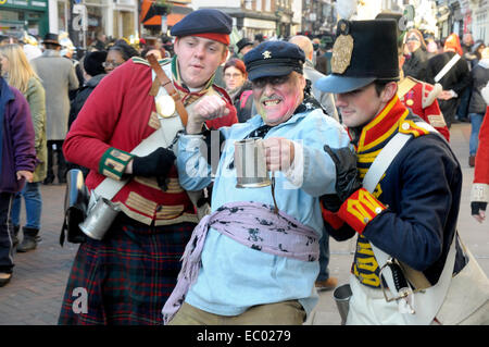 Rochester, Kent, Regno Unito. 06 dic 2014. Dickensian festa di Natale - Parata attraverso la città alla strada principale. Ubriaco di essere arrestati da soldati Foto Stock