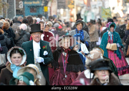 Rochester, Kent, Regno Unito. 06 dic 2014. Dickensian festa di Natale - Parata attraverso la città alla strada principale. Coppia di anziani in costume Foto Stock