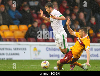 Motherwell, in Scozia. 06 dic 2014. Premier League scozzese. Motherwell contro celtico. Stephen McManus falli Adam Matthews Credito: Azione Sport Plus/Alamy Live News Foto Stock