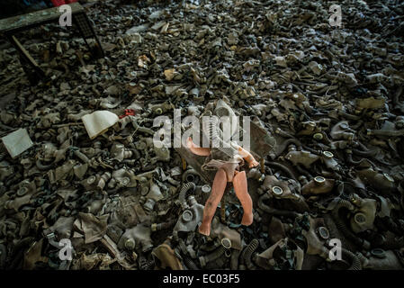 Pavimento coperto con maschere a gas dal periodo della guerra fredda in Medio la scuola numero 3 in pripjat, Chernobyl Zona di esclusione, Ucraina Foto Stock