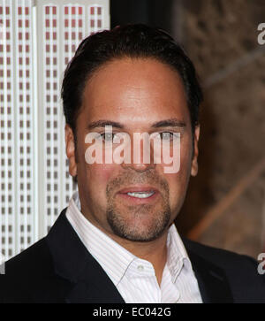 Ex giocatore professionale di baseball Mike Piazza illumina l' Empire State Building rosso, bianco e verde per celebrare "La Nazionale Italiana di missione della Fondazione e programmi educativi' dotata di: Mike Piazza dove: NYC, New York, Stati Uniti quando: 03 Foto Stock