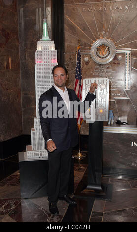 Ex giocatore professionale di baseball Mike Piazza illumina l' Empire State Building rosso, bianco e verde per celebrare "La Nazionale Italiana di missione della Fondazione e programmi educativi' dotata di: Mike Piazza dove: NYC, New York, Stati Uniti quando: 03 Foto Stock