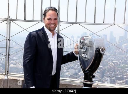 Ex giocatore professionale di baseball Mike Piazza illumina l' Empire State Building rosso, bianco e verde per celebrare "La Nazionale Italiana di missione della Fondazione e programmi educativi' dotata di: Mike Piazza dove: NYC, New York, Stati Uniti quando: 03 Foto Stock