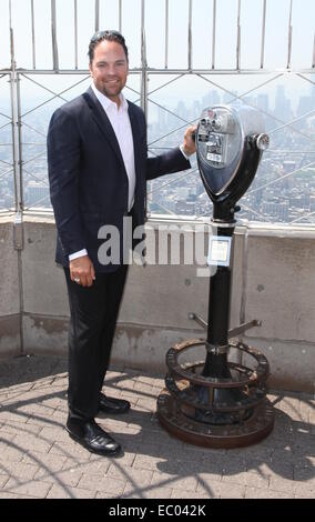 Ex giocatore professionale di baseball Mike Piazza illumina l' Empire State Building rosso, bianco e verde per celebrare "La Nazionale Italiana di missione della Fondazione e programmi educativi' dotata di: Mike Piazza dove: NYC, New York, Stati Uniti quando: 03 Foto Stock