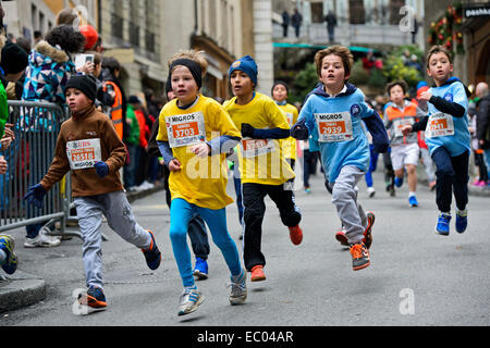 Ginevra, Svizzera. 06 dic 2014. Un nuovo record con più di 36 000 starter è stata impostata in questo anno la trentasettesima edizione del percorso stradale corso de l'Escalade, Ginevra annuale più grande evento sportivo. La corsa si svolge ogni dicembre nelle viuzze della città vecchia come parte di Ginevra il Escalade festeggiamenti, che celebra la sconfitta dell'attacco a sorpresa da parte delle truppe del Duca di Savoia nel 1602. L'evento attrae elite e guide ricreativo, ma anche una grande folla entusiasta di giovani e bambini. Per la prima volta la metà dei partecipanti erano di sesso femminile nel 2014. © GFC raccolta/Alamy vivere nuove Foto Stock