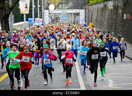 Ginevra, Svizzera. 06 dic 2014. Un nuovo record con più di 36 000 starter è stata impostata in questo anno la trentasettesima edizione del percorso stradale corso de l'Escalade, Ginevra annuale più grande evento sportivo. La corsa si svolge ogni dicembre nelle viuzze della città vecchia come parte di Ginevra il Escalade festeggiamenti, che celebra la sconfitta dell'attacco a sorpresa da parte delle truppe del Duca di Savoia nel 1602. L'evento attrae elite e guide ricreativo, ma anche una grande folla entusiasta di giovani e bambini. Per la prima volta la metà dei partecipanti erano di sesso femminile nel 2014. © GFC raccolta/Alamy vivere nuove Foto Stock