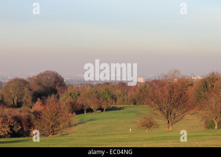 Londra, Inghilterra, Regno Unito. Il 6 dicembre 2014. Dopo una bella, secco e windless giorno un marrone coltre di smog era visibile sopra la skyline di Londra come si vede qui guardando a nord da Epsom Downs Golf in Surrey. Il coccio è l'edificio appuntito visibile al centro dell'immagine. Credito: Julia Gavin UK/Alamy Live News Foto Stock