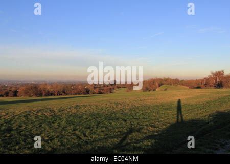 Londra, Inghilterra, Regno Unito. Il 6 dicembre 2014. Dopo una bella, secco e windless giorno un marrone coltre di smog era visibile sopra la skyline di Londra come si vede qui guardando a nord da Epsom Downs nel Surrey. Credito: Julia Gavin UK/Alamy Live News Foto Stock