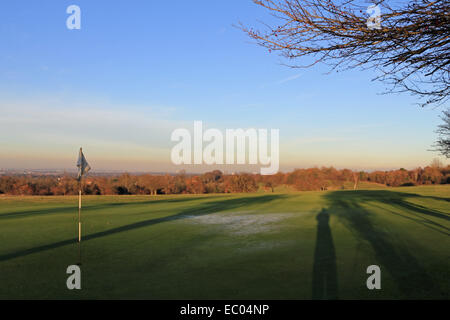 Londra, Inghilterra, Regno Unito. Il 6 dicembre 2014. Dopo una bella, secco e windless giorno un marrone coltre di smog era visibile sopra la skyline di Londra come si vede qui guardando a nord da Epsom Downs Golf in Surrey. Credito: Julia Gavin UK/Alamy Live News Foto Stock