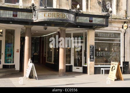 Scene da bagno una città storica in stile georgiano in Somerset England Regno Unito il corridoio e la società Cafe Foto Stock