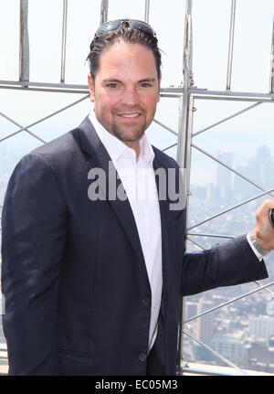 Ex giocatore professionale di baseball Mike Piazza illumina l' Empire State Building rosso, bianco e verde per celebrare "La Nazionale Italiana di missione della Fondazione e programmi educativi' dotata di: Mike Piazza dove: la città di New York, New York, Stati Uniti Foto Stock