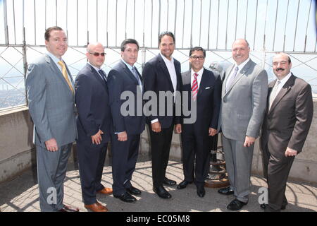 Ex giocatore professionale di baseball Mike Piazza illumina l' Empire State Building rosso, bianco e verde per celebrare "La Nazionale Italiana di missione della Fondazione e programmi educativi' dotata di: Mike Piazza,Giovanni Viloa,i membri del consiglio di amministrazione,NIAF Dove: New Yor Foto Stock