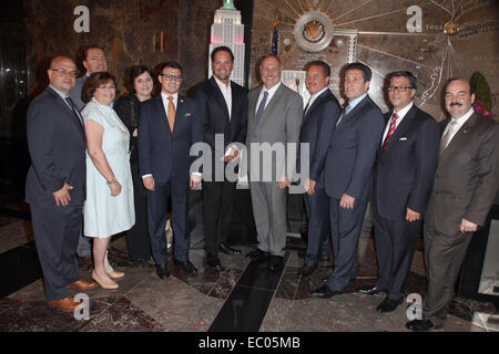 Ex giocatore professionale di baseball Mike Piazza illumina l' Empire State Building rosso, bianco e verde per celebrare "La Nazionale Italiana di missione della Fondazione e programmi educativi' dotata di: Mike Piazza,Giovanni Viloa,i membri del consiglio di amministrazione,NIAF Dove: New Yor Foto Stock