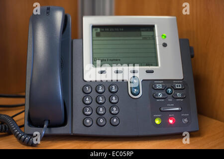 Un telefono in ufficio con pulsanti di composizione Foto Stock