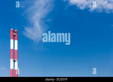 Rosso e tubi bianchi su fondo cielo Foto Stock