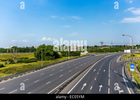 Vuoto curva autostrada vicino a Mosca, Russia Foto Stock