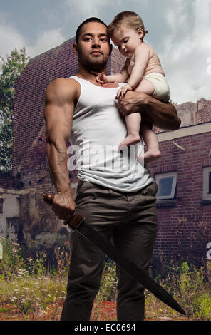 Padre abbracciando un bambino e che tiene una spada Foto Stock