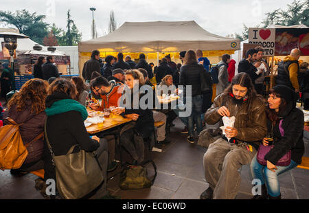 Torino Piemonte, Italia. 06 dic 2014. "Strada parata alimentare '- persone Credito: Davvero Facile Star/Alamy Live News Foto Stock