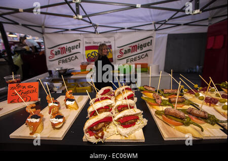 Torino Piemonte, Italia. 06 dic 2014. "Strada parata alimentare '- tapas spagnole Credito: Davvero Facile Star/Alamy Live News Foto Stock