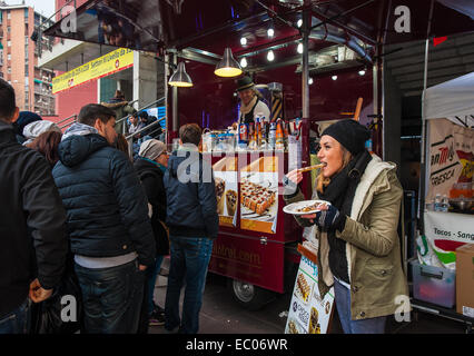 Torino Piemonte, Italia. 06 dic 2014. "Strada parata alimentare '- cialde con cioccolato Credito: Davvero Facile Star/Alamy Live News Foto Stock