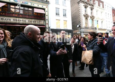 Dublino, Irlanda. 06 dic 2014. Immagine della Irish UFC star Conor McGregor sulla sua strada nel rivenditore di musica HMV di Grafton Street a prendere parte a un evento per firmare il suo nuovo documentario dvd intitolato "famoso". Credito: Brendan Donnelly/Alamy Live News Foto Stock