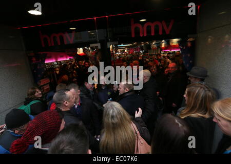 Dublino, Irlanda. 06 dic 2014. Immagine della Irish UFC star Conor McGregor sulla sua strada nel rivenditore di musica HMV di Grafton Street a prendere parte a un evento per firmare il suo nuovo documentario dvd intitolato "famoso". Credito: Brendan Donnelly/Alamy Live News Foto Stock