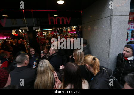 Dublino, Irlanda. 06 dic 2014. Immagine della Irish UFC star Conor McGregor sulla sua strada nel rivenditore di musica HMV di Grafton Street a prendere parte a un evento per firmare il suo nuovo documentario dvd intitolato "famoso". Credito: Brendan Donnelly/Alamy Live News Foto Stock