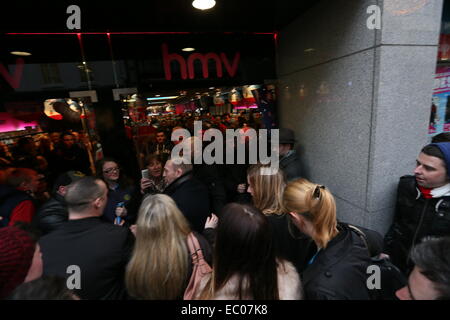 Dublino, Irlanda. 06 dic 2014. Immagine della Irish UFC star Conor McGregor sulla sua strada nel rivenditore di musica HMV di Grafton Street a prendere parte a un evento per firmare il suo nuovo documentario dvd intitolato "famoso". Credito: Brendan Donnelly/Alamy Live News Foto Stock