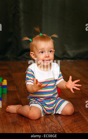 Bambina esprime emozioni Foto Stock