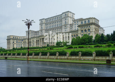 Palazzo del Parlamento (talvolta noto come il Palazzo del Popolo) a Bucarest, in Romania. Chiamato Palatul Parlamentului in rumeno. Foto Stock