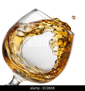 Spruzzata di cognac in vetro isolato su sfondo bianco Foto Stock